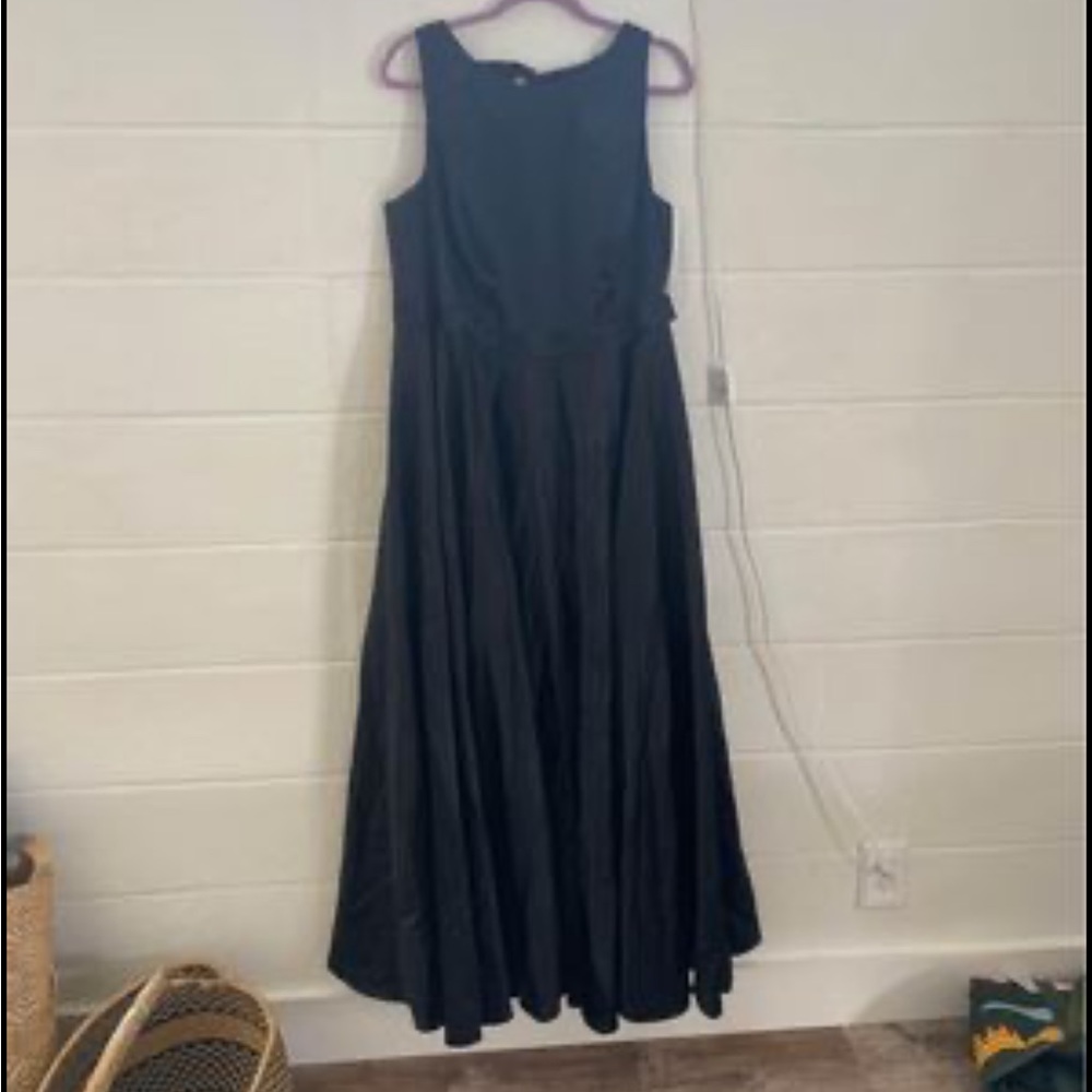 Azazie Jakayla
Dress Color: Black